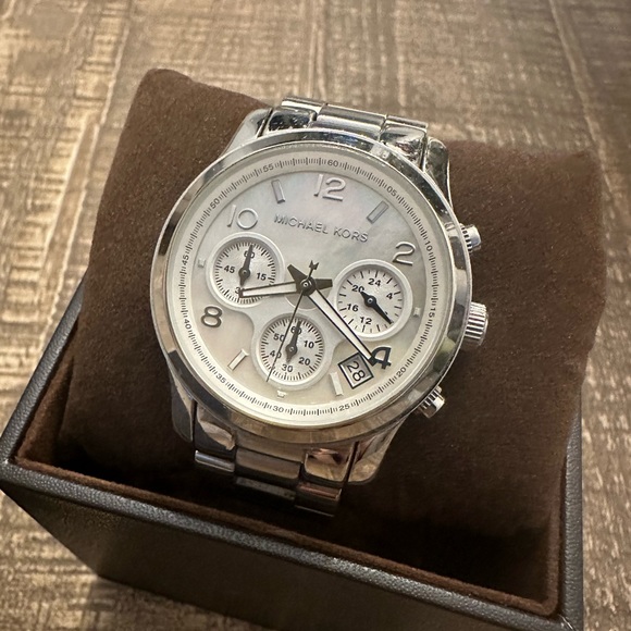 Michael Kors Silver MK5304 Watch with Box - Picture 6 of 6